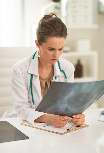 Medico donna guardando la fluorografia in ufficio — Foto Stock