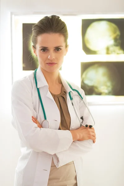 Retrato de mujer doctora confiada frente a lightbox —  Fotos de Stock