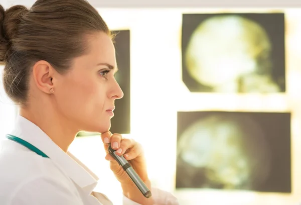 Porträt einer Ärztin vor einem Leuchtkasten — Stockfoto