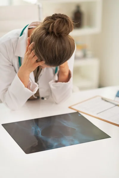 Mujer doctora estresada con fluorografía — Foto de Stock