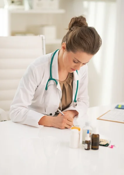 Médico mulher escrevendo na prescrição — Fotografia de Stock