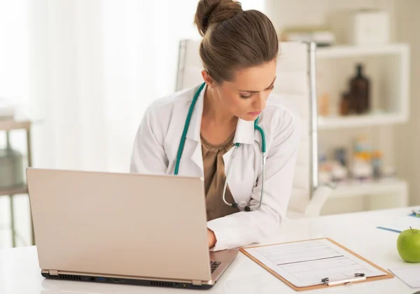 Médica mulher trabalhando no laptop no escritório — Fotografia de Stock
