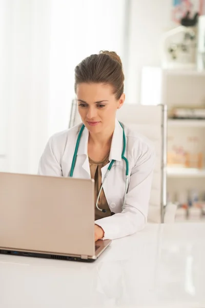 Doctor woman working on laptop — Stock Photo, Image