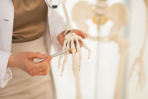 Primo piano sulla donna medico che punta sull'osso della mano — Foto Stock