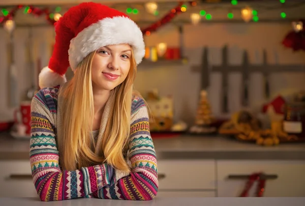 Retrato de la joven feliz en la cocina decorada de Navidad —  Fotos de Stock