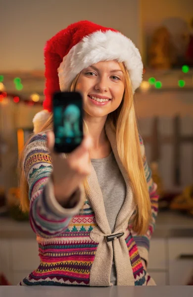 Glücklich Teenager Mädchen mit Weihnachtsmütze macht Selfie — Stockfoto