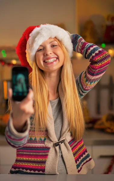 Feliz adolescente chica en santa hat haciendo selfie —  Fotos de Stock