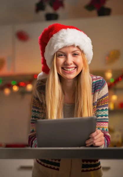 Retrato de la muchacha adolescente feliz en sombrero de santa usando la tableta PC —  Fotos de Stock