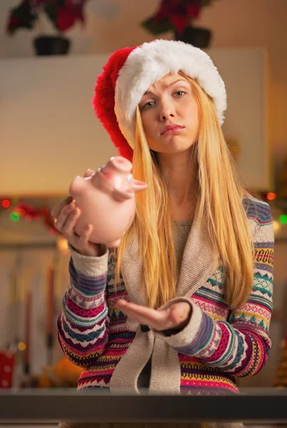 Ritratto di adolescente scontenta in cappello di Babbo Natale con divieto di maiale — Foto Stock