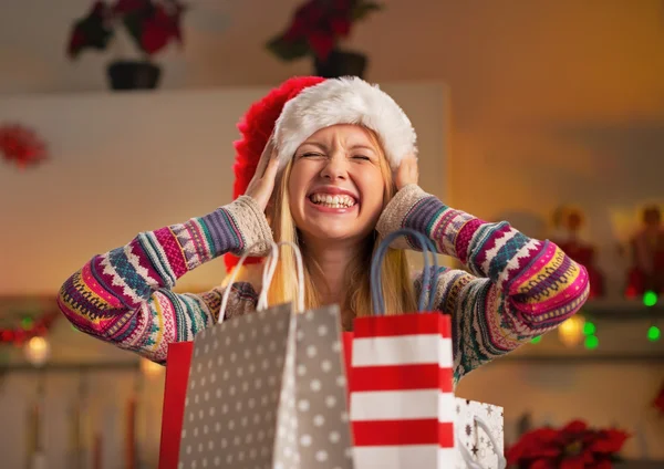 Portret van gelukkige tiener meisje in Kerstman hoed met shopping tassen — Stockfoto