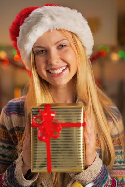 Noel Baba şapkası Noel tutan genç kız gülümseyerek portresi — Stok fotoğraf