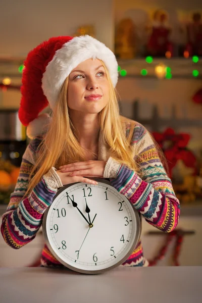 Ritratto di ragazza adolescente in cappello di Babbo Natale con orologio — Foto Stock