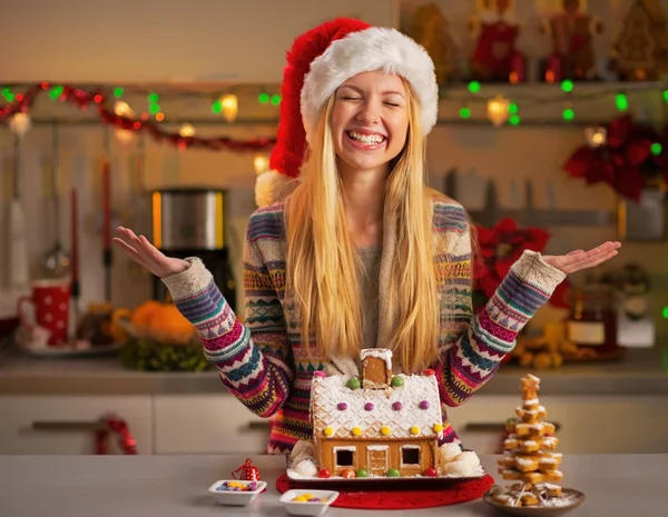 Retrato de adolescente feliz en sombrero de santa con cocinero de Navidad —  Fotos de Stock