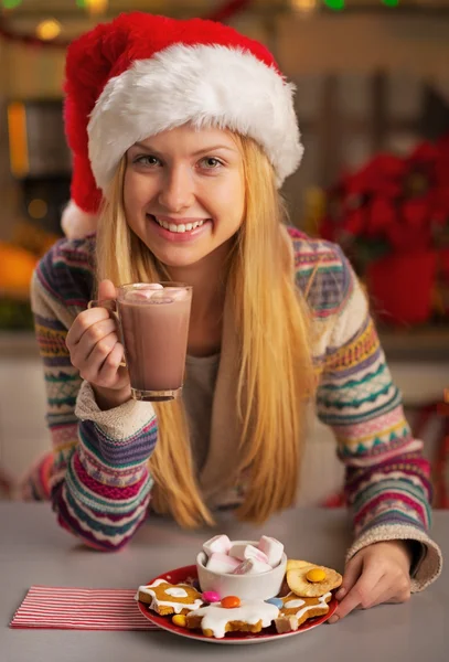 Πορτρέτο του χαμογελώντας έφηβος κορίτσι στην το καπέλο santa έχοντας Χριστούγεννα — Φωτογραφία Αρχείου