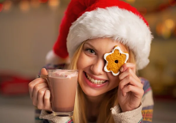 Portret szczęśliwy nastolatek dziewczyny w santa hat z Boże Narodzenie gotować — Zdjęcie stockowe