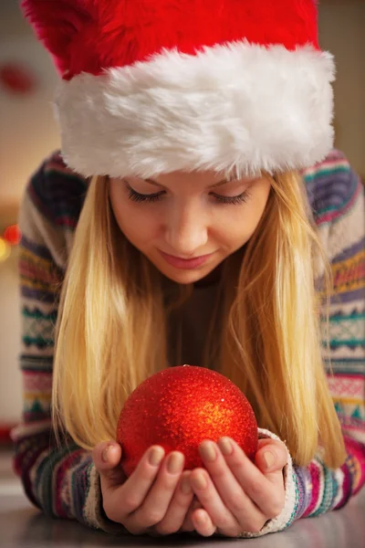 Retrato de menina adolescente em santa chapéu segurando bola de Natal — Fotografia de Stock