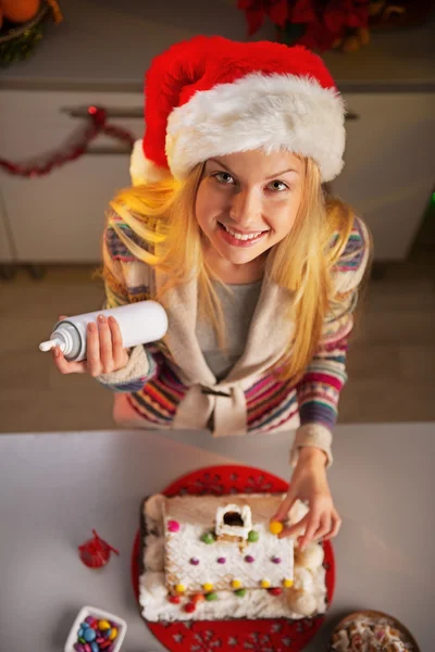 Retrato de menina adolescente feliz em santa chapéu decorando o Natal — Fotografia de Stock