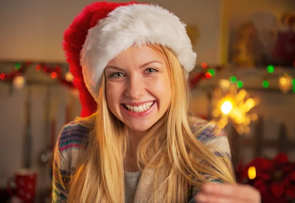 Portrait of smiling teenager girl in santa hat holding sparklers — Stock Photo, Image