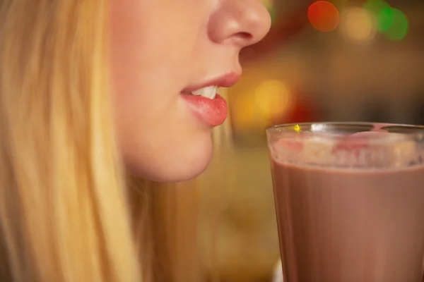 Primer plano en la chica adolescente bebiendo taza de chocolate caliente — Foto de Stock