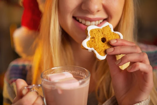 Closeup on teenager girl drinking cup of hot chocolate with mars — Stock Photo, Image