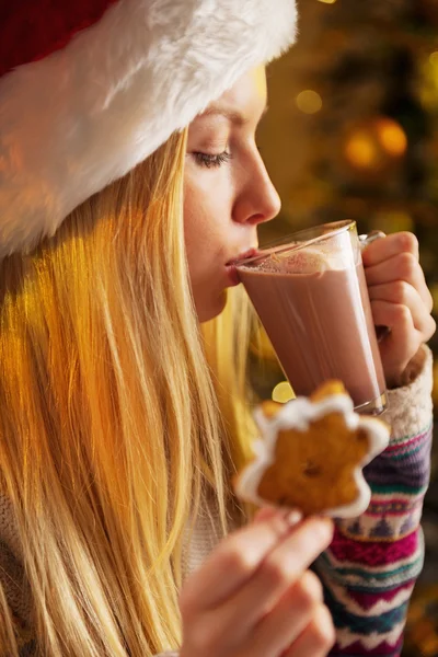 Profiel portret van tiener meisje kop warme chocolademelk drinken — Stockfoto