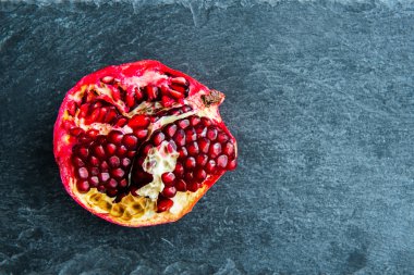 Tatlı nar taş yüzey üzerinde üzerinde