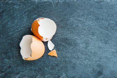 Yumurta kabuğuna yakın çekim taş substrat üzerine