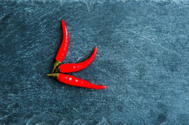 Tatlı kırmızı biber taş yüzey üzerinde üzerinde