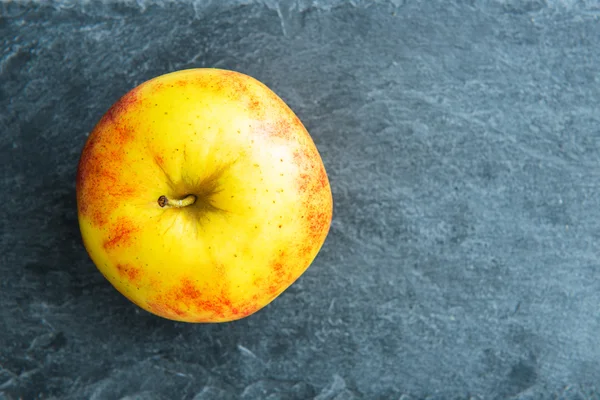 Primer plano sobre la manzana sobre sustrato de piedra —  Fotos de Stock