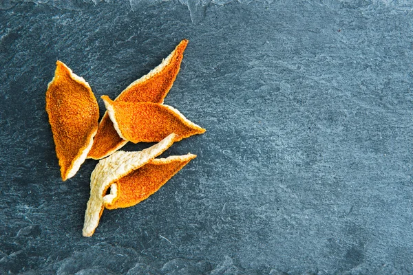 Κινηματογράφηση σε πρώτο πλάνο σε αποξηραμένα φλούδα πορτοκαλιού σε πέτρινο υπόστρωμα — Φωτογραφία Αρχείου