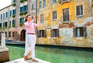 Mutlu genç kadın alarak fotoğraf Venedik tam uzunlukta portresi
