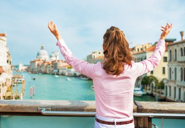 Ve büyük kanal manzaralı köprüde duran mutlu genç kadın