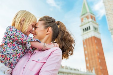 Anne ve bebek campanile di san Ma karşı sarılma portresi