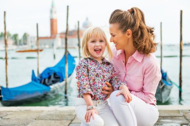 Mutlu anne ve bebek üzerinde büyük kanal dolgu v portresi