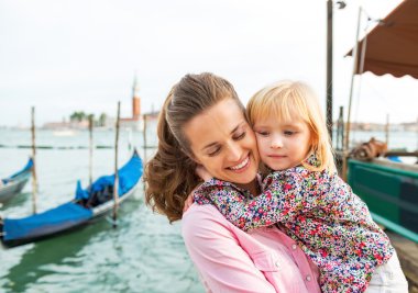 Mutlu anne ve bebek üzerinde büyük kanal embankm sarılma portresi