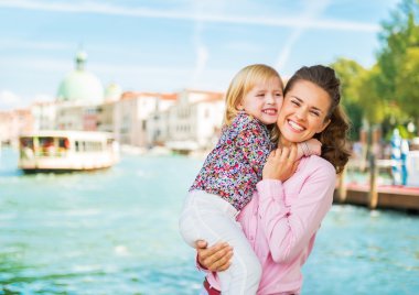 Mutlu anne ve bebek üzerinde büyük kanal embankm sarılma portresi
