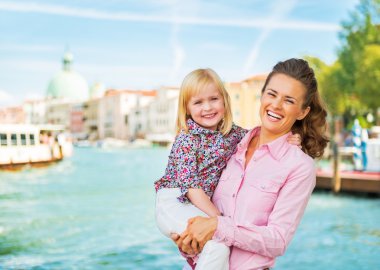 Mutlu anne ve bebek büyük Kanal üzerinde duran portresi embank