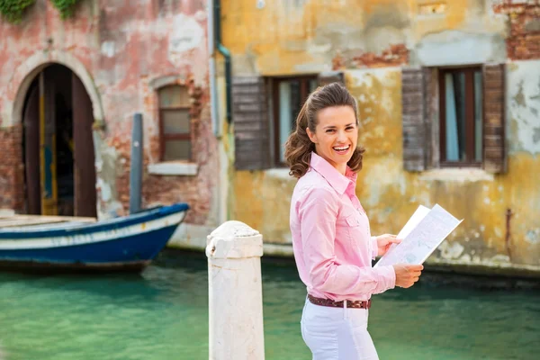 Portrait of happy young woman with map in venice, italy — Stock Photo, Image