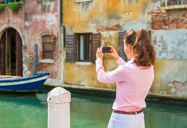 Giovane donna a Venezia, Italia scattare foto. vista posteriore — Foto Stock