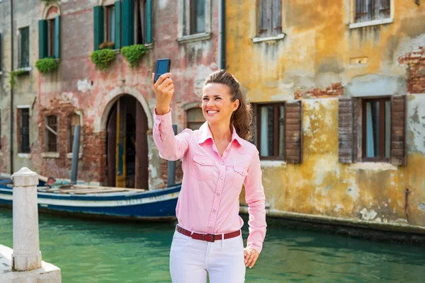 Happy young woman making selfie in venice, italy — Stock Photo, Image