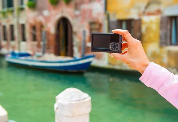 Close up on young woman taking photo in venice, italy — стоковое фото