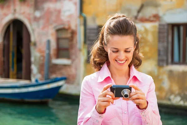 Glückliche junge Frau überprüft Fotos in der Kamera in Venedig, Italien — Stockfoto
