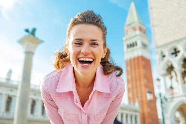 Portret van gelukkige jonge vrouw tegen campanile di san marco in — Stockfoto