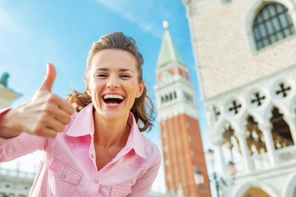 Gelukkig jonge vrouw tegen campanile di san marco met thumbs — Stockfoto