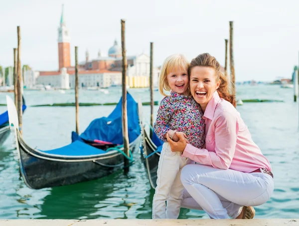 Portrait of happy mother and baby on grand canal embankment in v — Stock Photo, Image