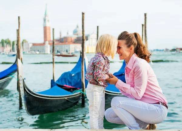 Portrait of happy mother and baby on grand canal embankment in v — Stock Photo, Image