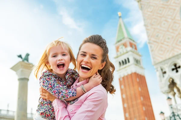 Portre mutlu anne ve bebek karşı campanile di san marco