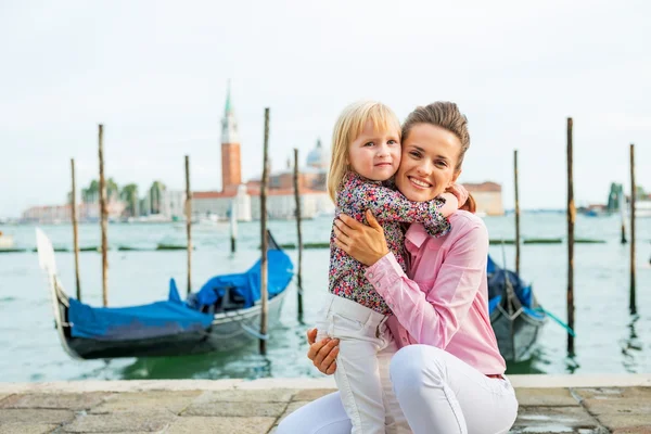 Portrait of happy mother and baby hugging on grand canal embankm — Stock Photo, Image