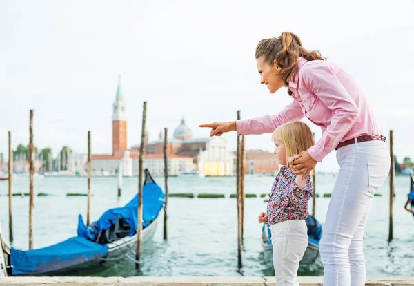 Mother pointing baby on something on grand canal embankment in v — Stock Photo, Image