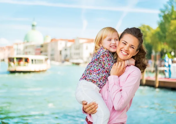 Portrait of happy mother and baby hugging on grand canal embankm — Stock Photo, Image